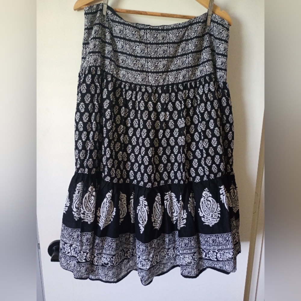 Chaps Black and White Boho Style Skirt Size 16